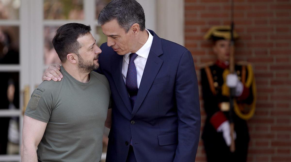 Pedro Sánchez recibe a Volodímir Zelenski en la Moncloa