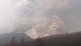 Una nueva boca emerge con una nube de cenizas al sur del cono principal