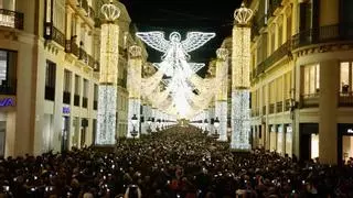 Málaga da la bienvenida a la Navidad ante la expectación de miles de personas