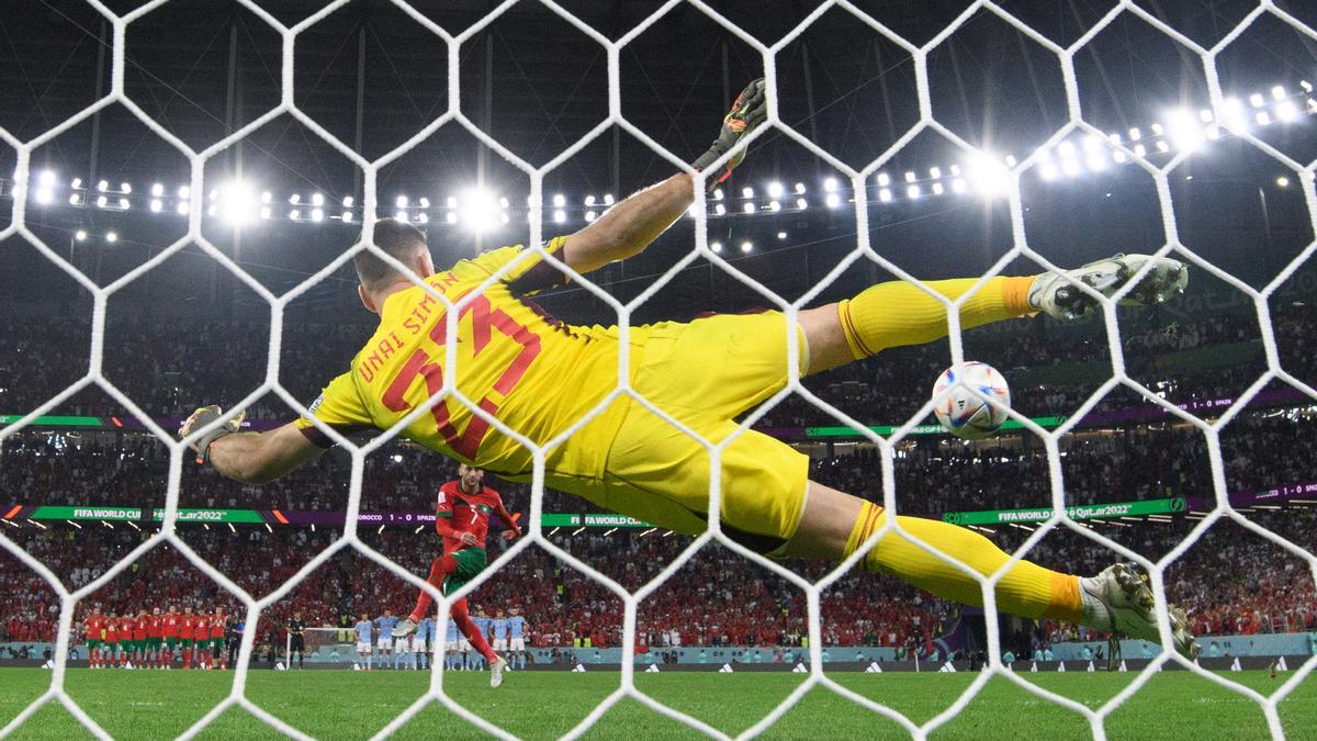 Hakim Ziyech engaña a Unai Simón en la tanda de penaltis del Marruecos-España de la Copa del Mundo de Catar