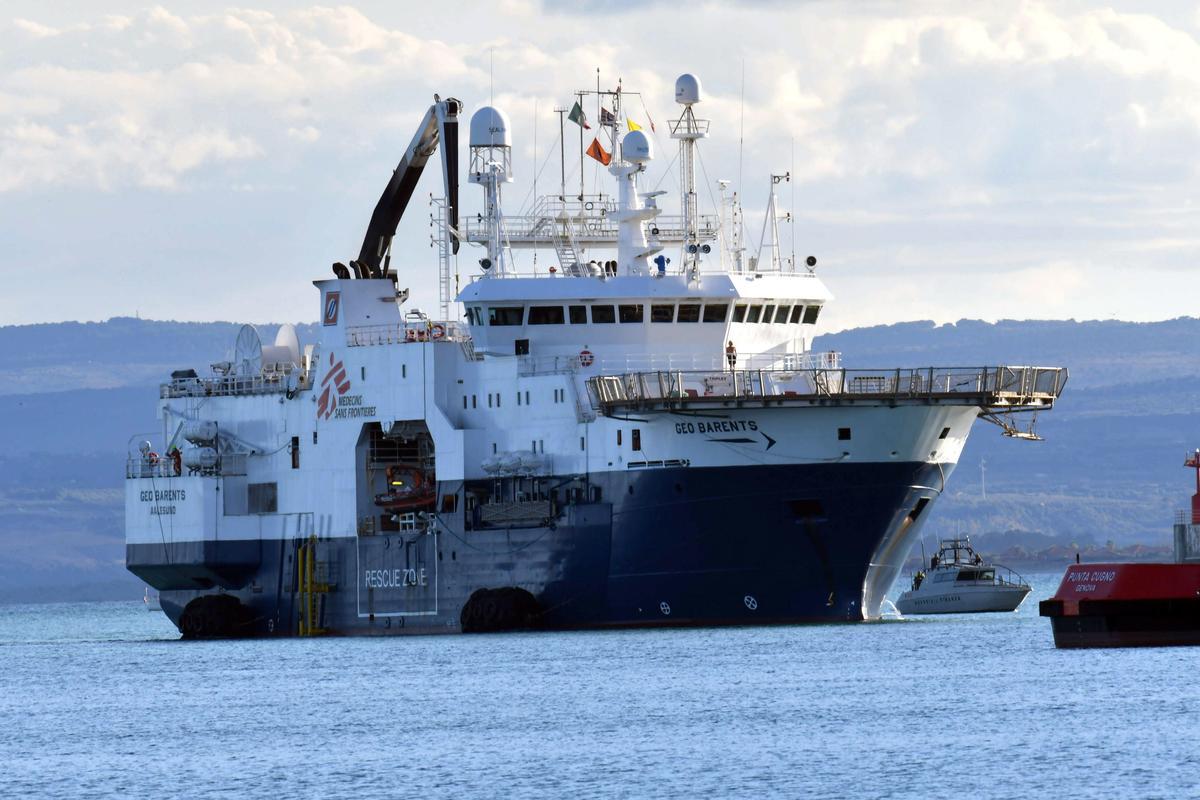 El barco de rescate Geo Barents de la ONG internacional Médicos Sin Fronteras (MSF), llega el 6 de noviembre al puerto de Catania, Sicilia.