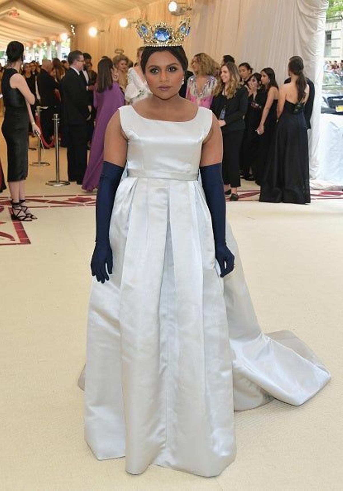 Mindy Kaling vestida de boda de los 90 en la Gala Met