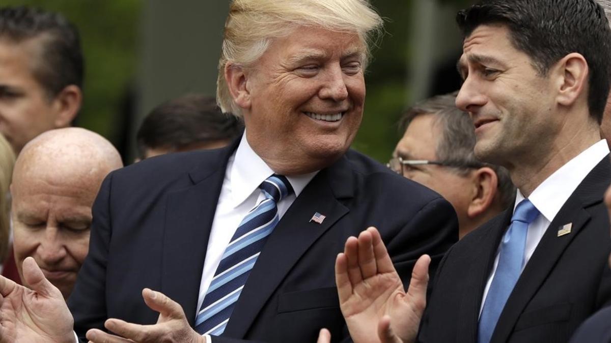 Trump y el presidente de la Cámara de Representantes, Paul Ryan, tras la aprobación de la reforma sanitaria, este jueves.