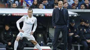 Gareth Bale (i) junto a Zidane durante un partido del Madrid.