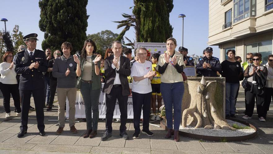 Alberto Carballo, Francisco Menéndez, María M. Allegue, Abel Caballero, Jeanne Picard y Patricia Rodríguez, entre otros, ayer en el homenaje a las víctimas en accidentes de tráfico.