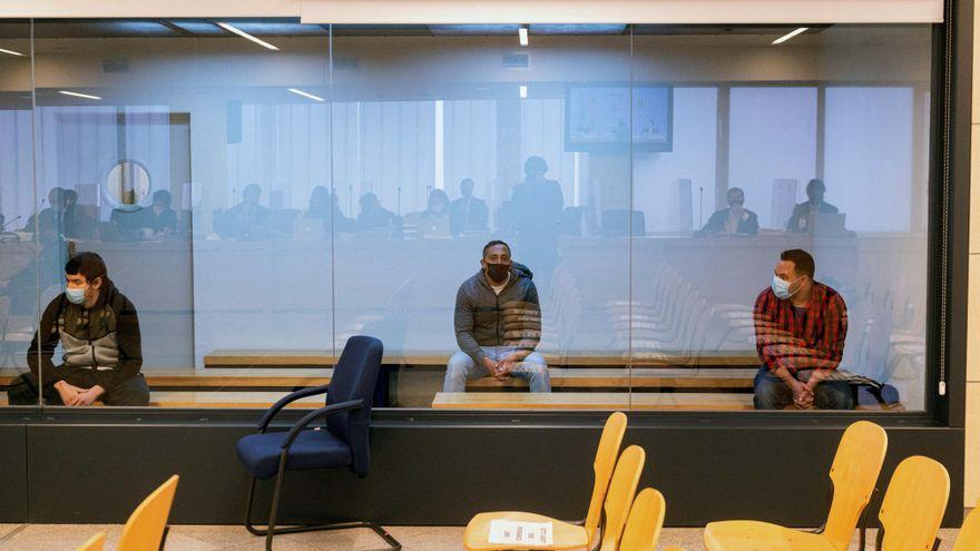 Los acusados Mohamed Houli Chemial (i) Driss Oukabir (c) y Said Ben Iazza (d) durante el juicio en su contra en la Audiencia Nacional, en San Fernando de Henares, Madrid.