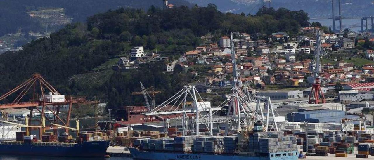 Vista general de la terminal de contenedores de Guixar con dos buques atracados. // R. Grobas