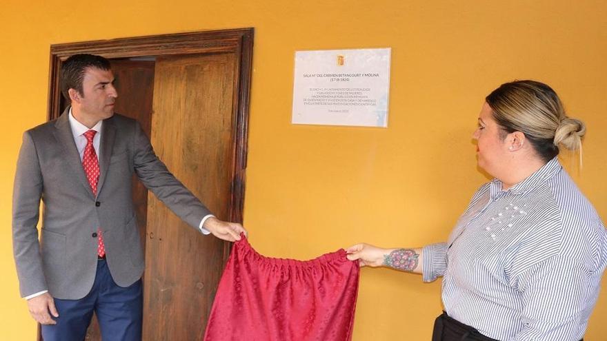 Manuel Domínguez y Macarena Hernández descubren la placa de la nueva sala María Betancourt y Molina