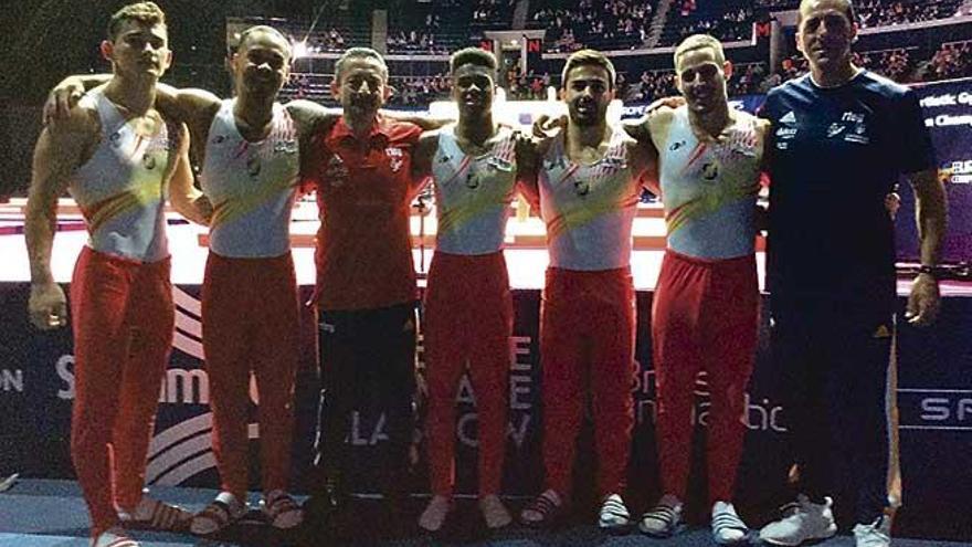 Los gimnastas y técnicos españoles, al término de la clasificación.