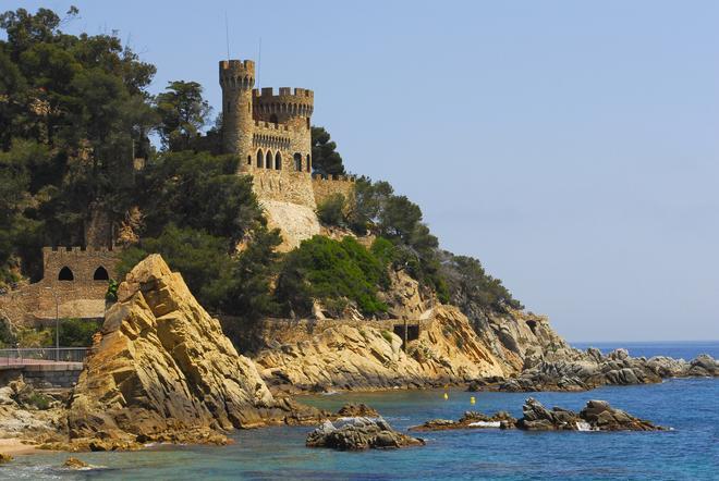 El castillo de Lloret es uno de los rincones más reconocibles de este municipio gerundense.