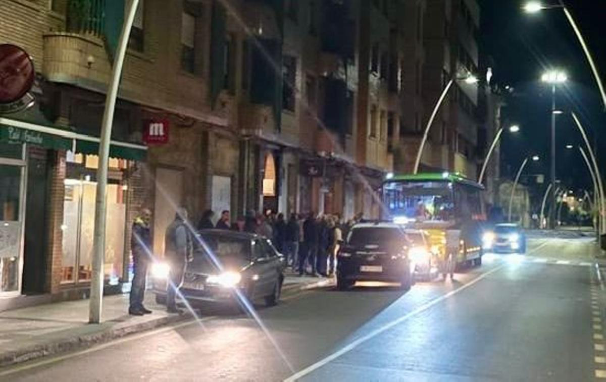 El "búho" de Sama a Oviedo de la noche del viernes, parado y con un coche de la Policía Nacional delante