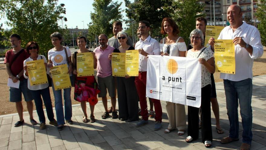 Els organitzadors dels actes de l&#039;11 de setembre a Girona juntament amb Marta Madrenas i representants d&#039;ERC i la CUP durant la presentació dels actes