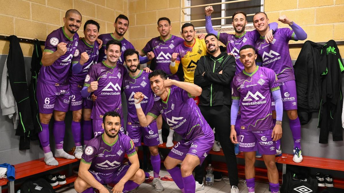 Los jugadores del Palma Futsal celebran su victoria en Córdoba en el vestuario