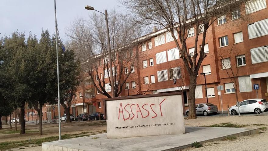 La pintada &quot;assassí&quot; sobre el monument a Companys.