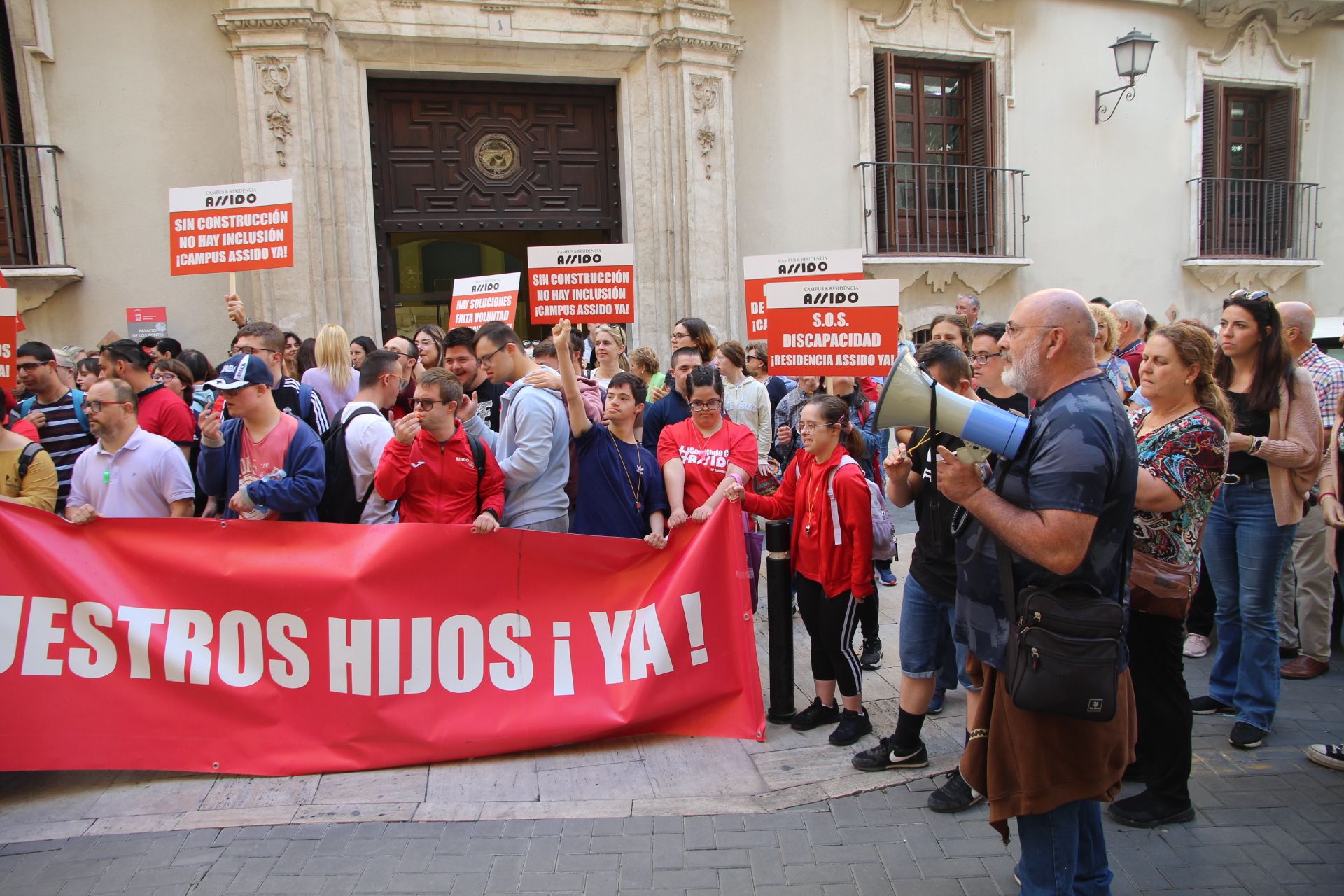 Concentración de Assido en Murcia ante la CHS