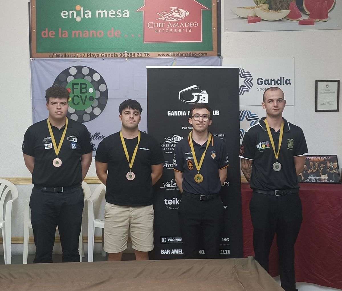 Los jóvenes del Gandia Billar Club tras su Autonómico