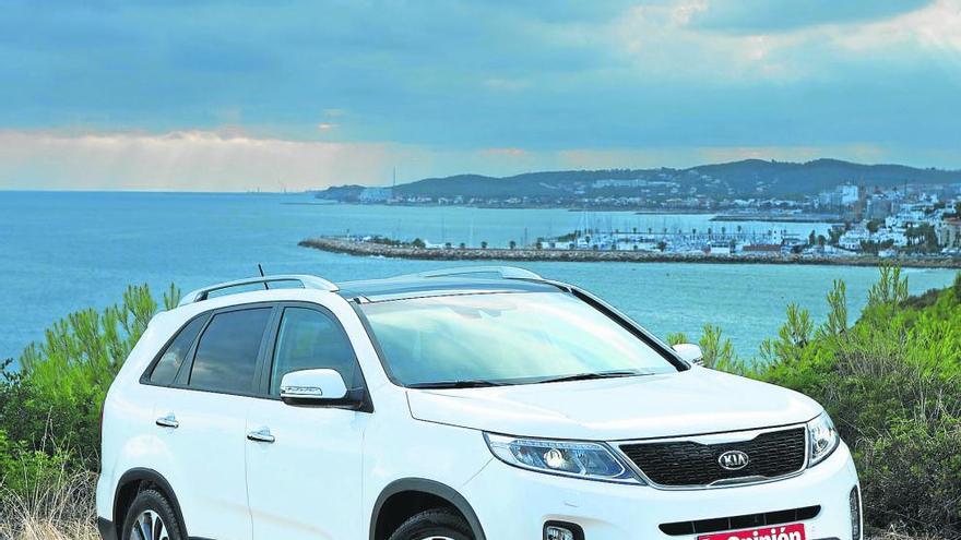 El Kia Sorento recibió la última actualización este mismo año 2014 e incorporó rasgos nuevos en el frontal y la trasera, con una altura al suelo algo menor