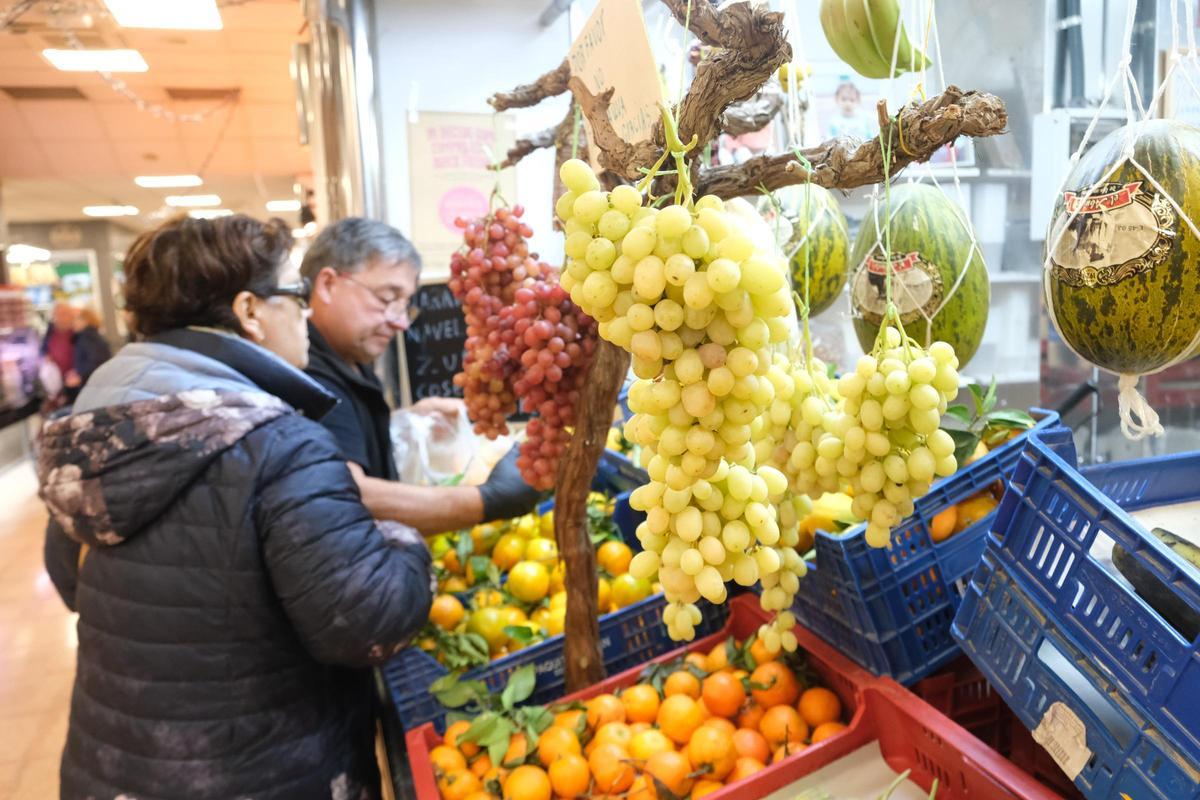 Un puesto del mercado de Novelda vendiendo uva de Italia.