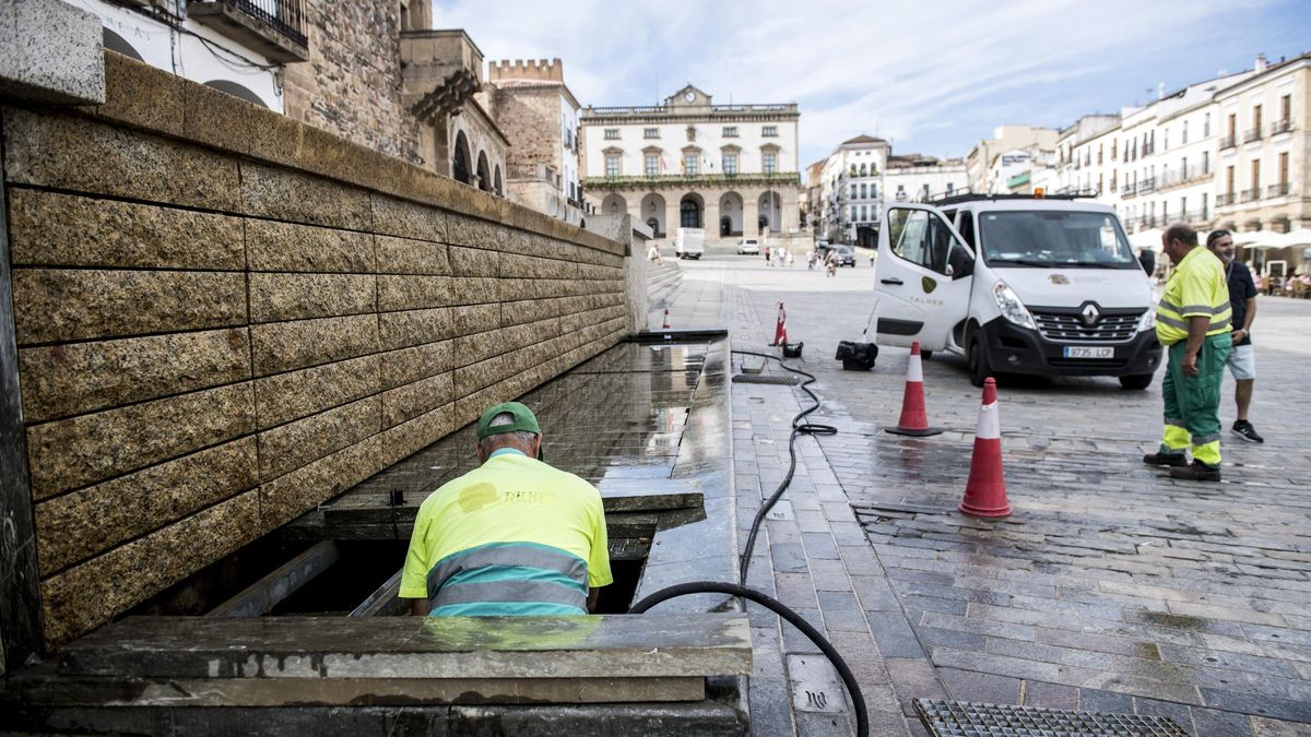 Trabajos en la principal fuente de la Plaza Mayor de Cáceres, durante la mañana de este viernes.