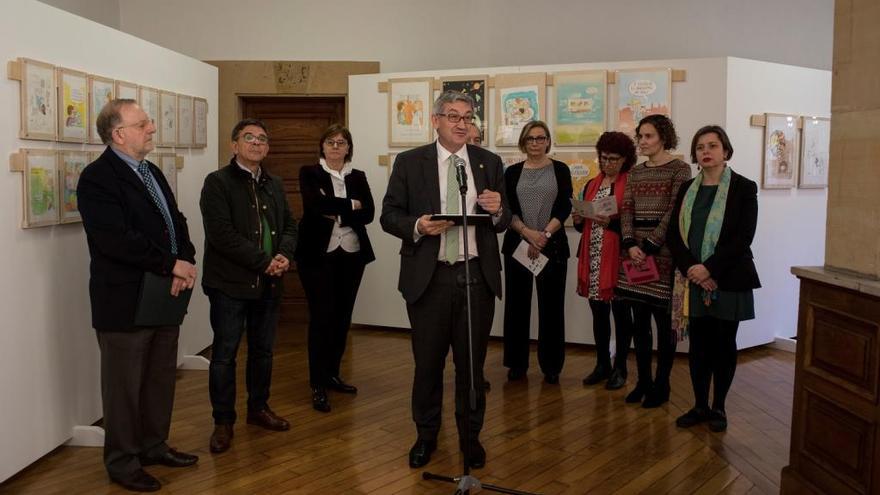 Un momento de la inauguración de la exposición de dibujos de Tonucci en la Universidad de Oviedo