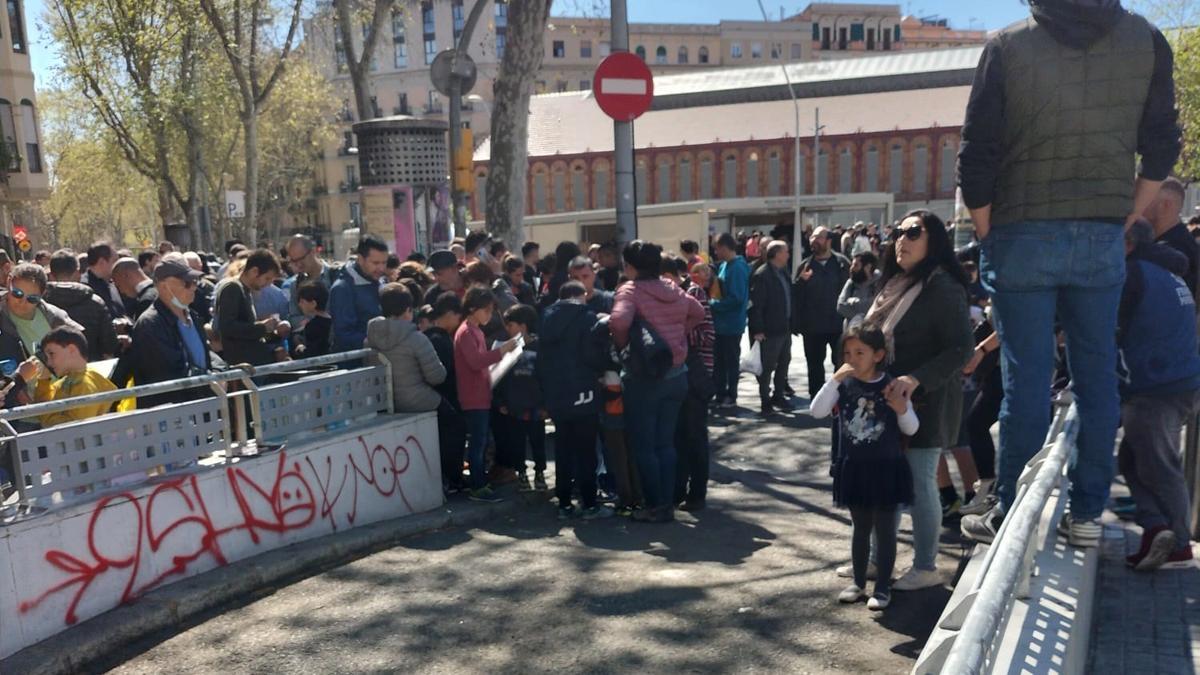 Los coleccionistas de cromos se sitúan en los accesos a los aparcamientos, con el consiguiente riesgo.