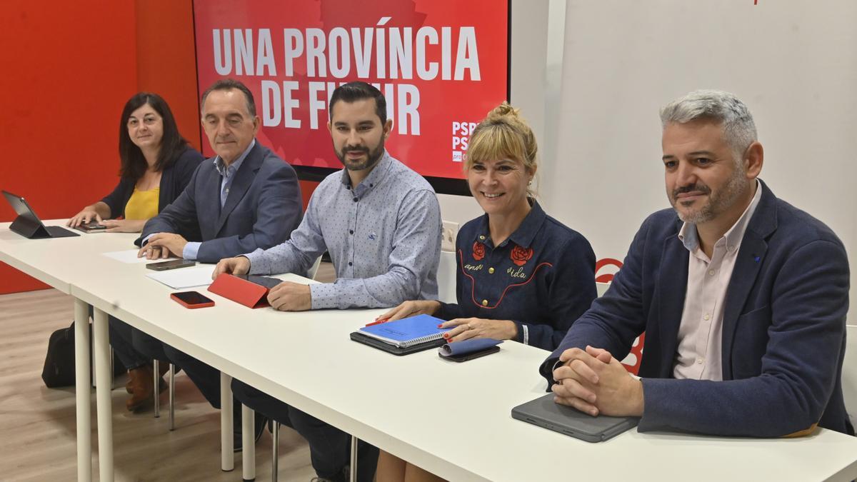 Samuel Falomir con los diputados Susana Ros y Germán Renau; y los senadores Artemi Rallo y Ana Belén Edo.