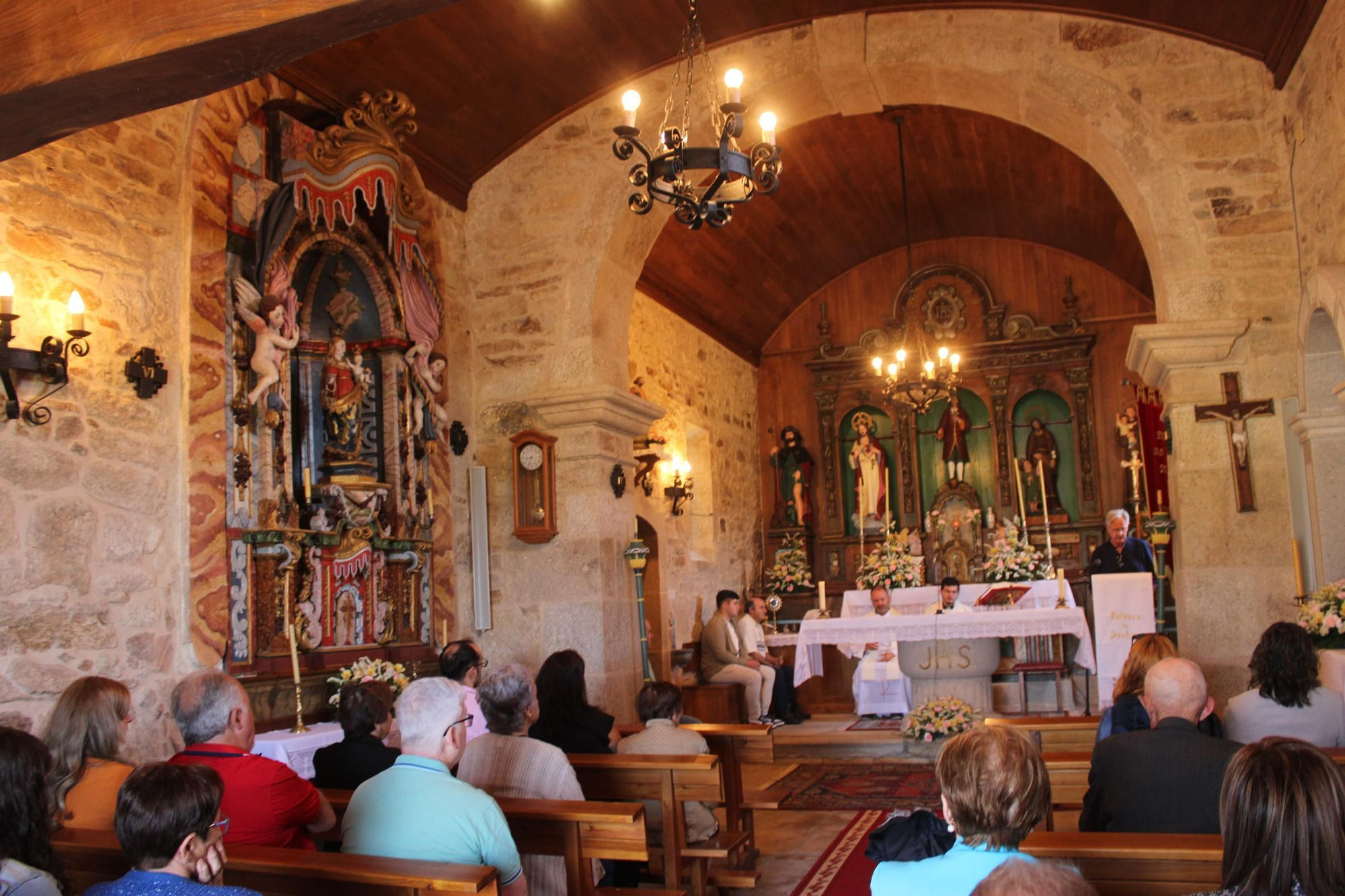 Busto festexa o Corpus e homenaxea aos maiores