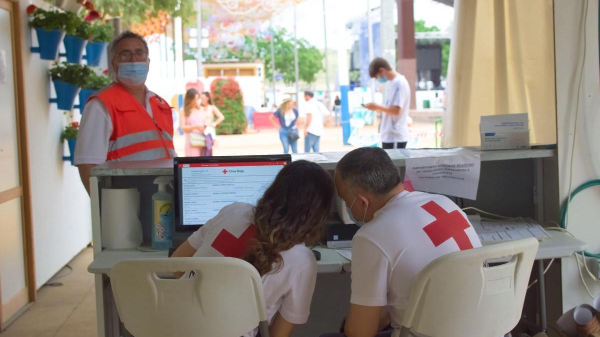 Voluntarios de Cruz Roja en el dispositivo de las institución en la Feria.