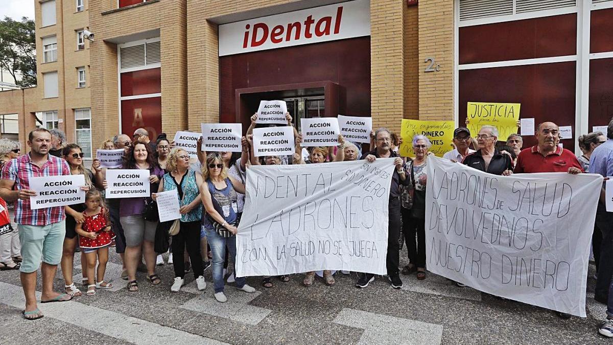 Concentració davant Idental de Girona pel tancament de la clínica,  el juny de 2018.