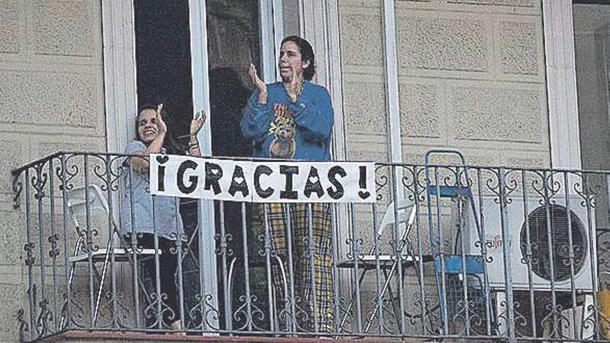 Aplausos a los sanitarios en el Hospital Dos de Maig de Barcelona, en una imagen del pasado mes de abril.