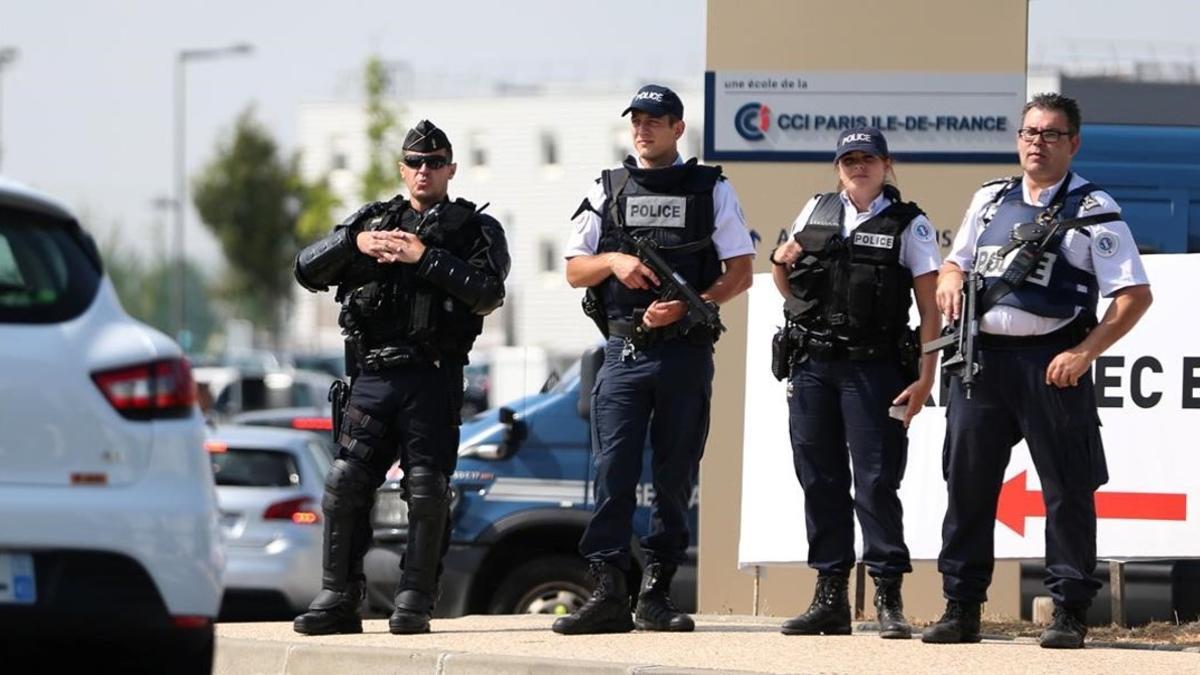 Policías franceses en un campus de de verano cerca de París.