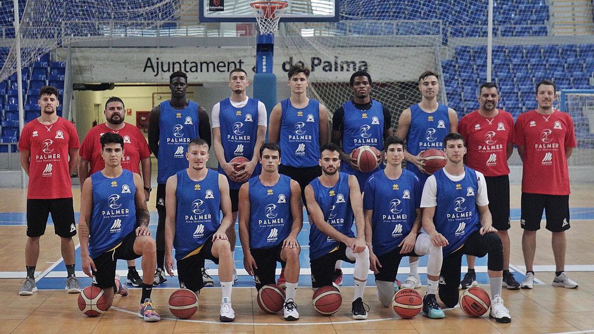 Jugadores y técnicos del Palmer Alma Mediterránea Palma posan ayer en Son Moix antes de iniciar los entrenamientos. | MANU MIELNIEZUK