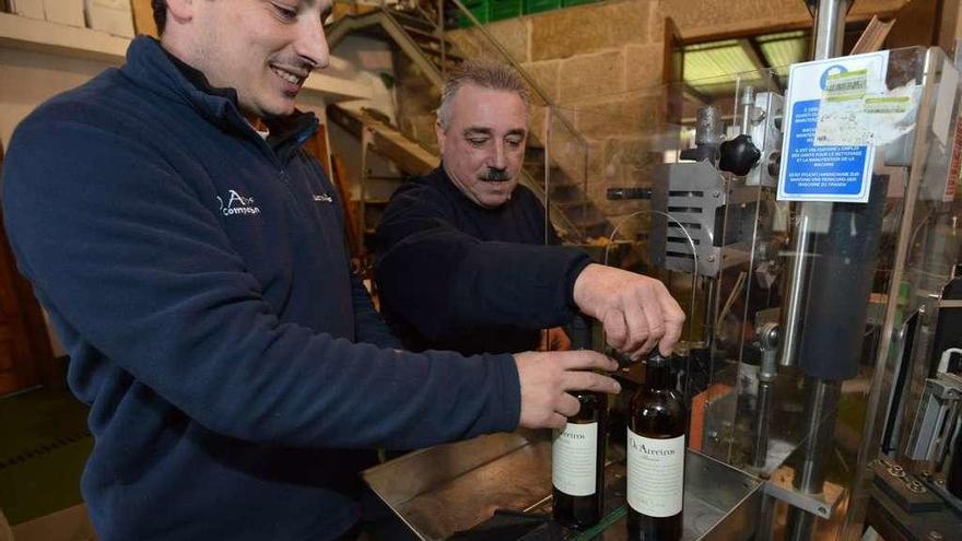 Martínez (derecha), con las primeras botellas con sello de IGP. // G. S.