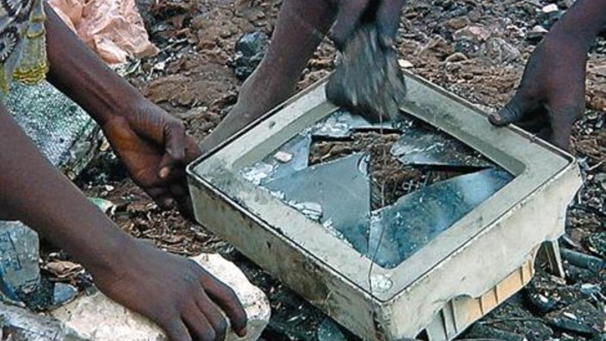 EL RASTRO DE LA CADUCIDAD 3 Imagen del chip que inutiliza la impresora al llegar al número programado de páginas (sobre estas líneas). Tras averiarse se envía a vertederos en Ghana (arriba). A la izquierda, documento con el pacto para que las bombill