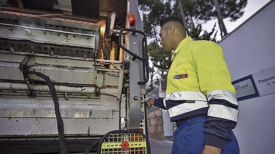 Un operario de Calvià 2000, la empresa municipal de recogida de basura.