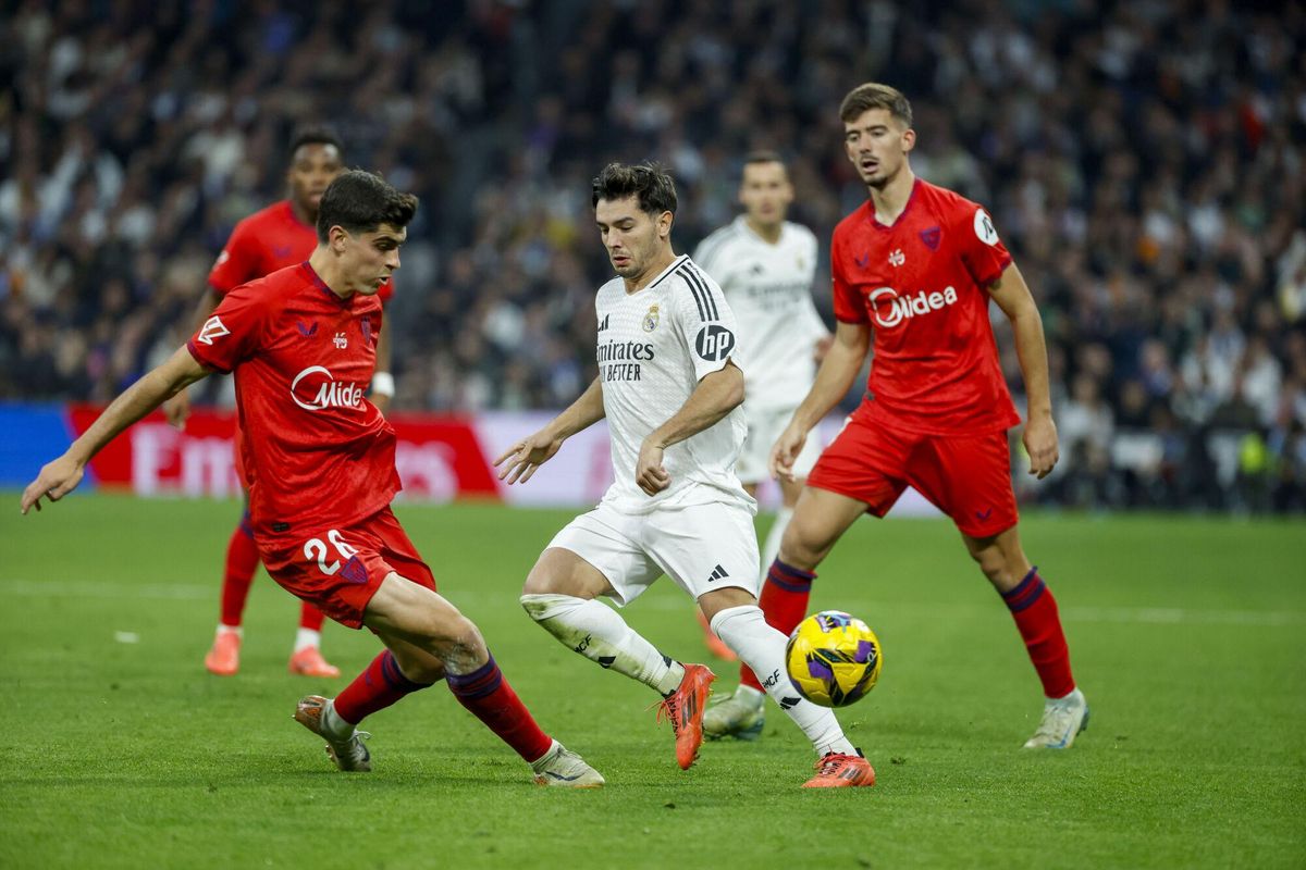 Juanlu Sánchez, ante Brahim Díaz durante el partido en el Bernabéu