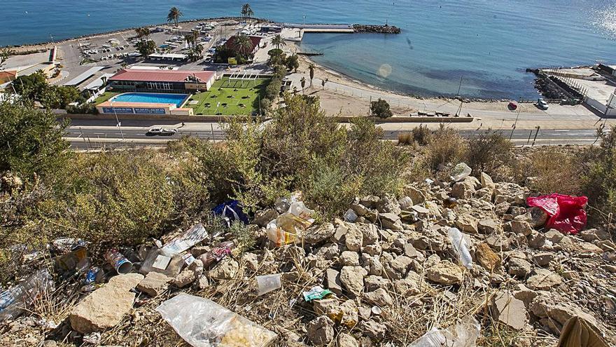 La valla que circunda la zona está rota y la basura abunda en los alrededores. | HÉCTOR FUENTES