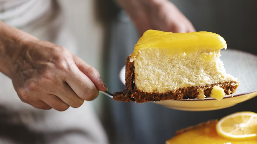 La tarta de limón más fácil del mundo: lleva 3 ingredientes y no hace falta ni horno ni batidora para hacerla