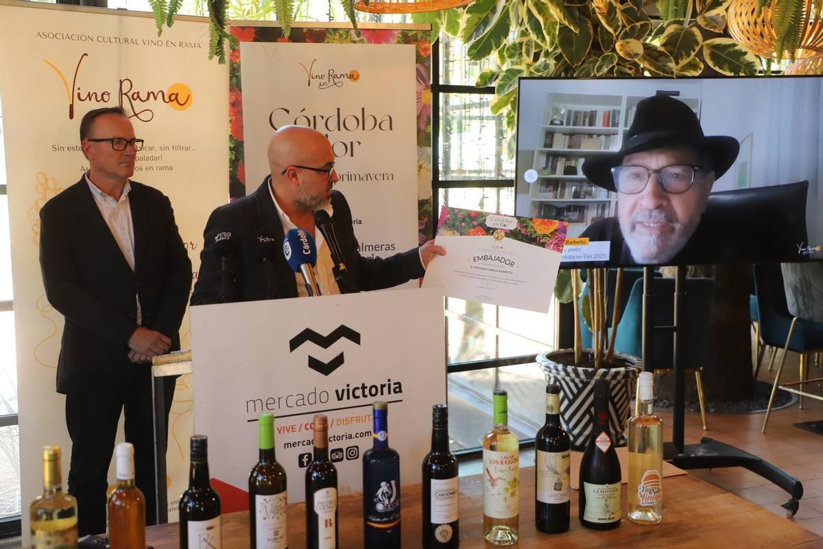 Entrega del diploma a Antonio García Barbeito como primer embajador de 'Córdoba en Flor'.