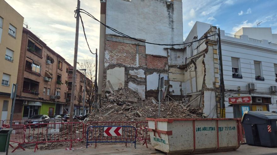 Denuncian que sigue la calle cortada y los escombros tras el derrumbe de una vivienda en Huerta de la Reina