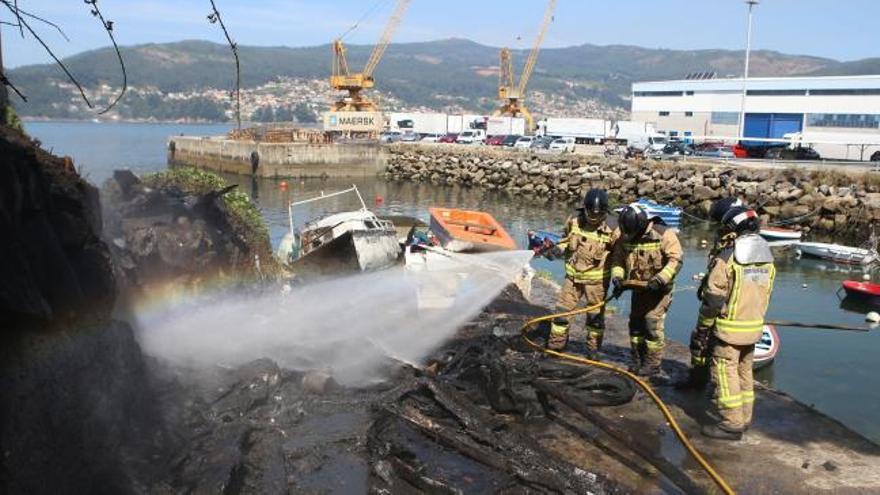 Arde un lancha en el muelle del Cubillón en Chapela