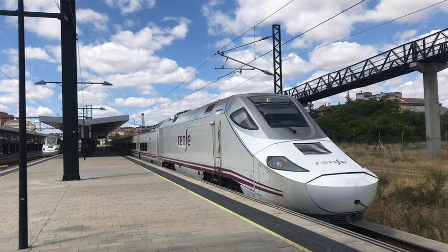 Detenido por agredir al revisor y causar destrozos en el tren de Gijón a Madrid