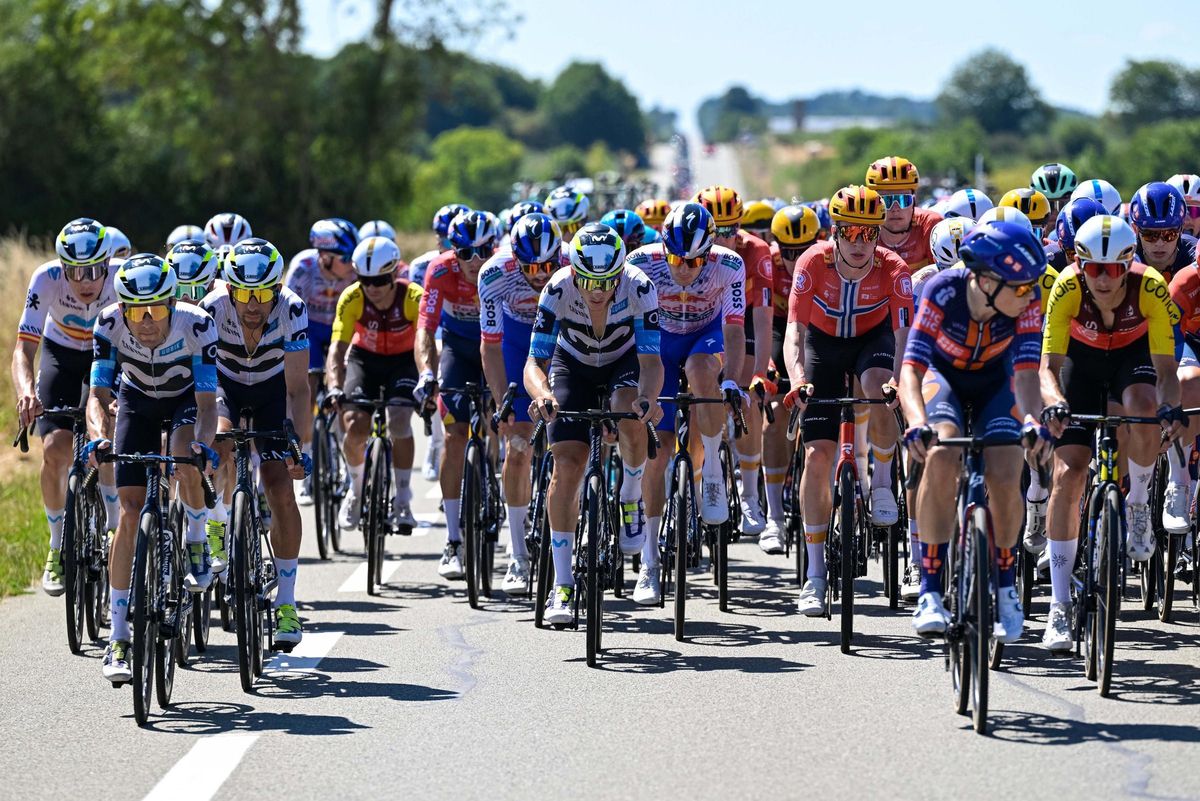 Los corredores del Movistar, a la izquierda, durante la octava etapa del Tour.