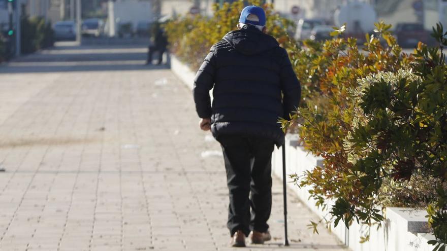 Un hombre de la tercera edad paseando apor el centro. |   // R.G.