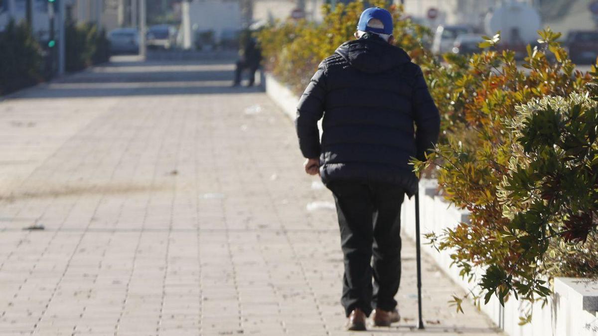 Un hombre de la tercera edad paseando por el centro de Vigo.