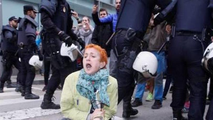 Una noia es queixa d&#039;un cop en un punt de votació de Girona durant l&#039;1-O.