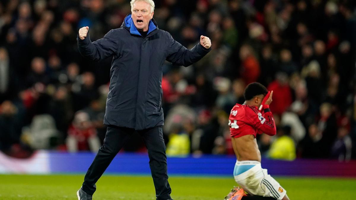 David Moyes celebra la ansiada victoria delante de un desolado Amad Diallo.