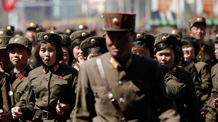 Soldados norcoreanos, este jueves en Pyongyang.