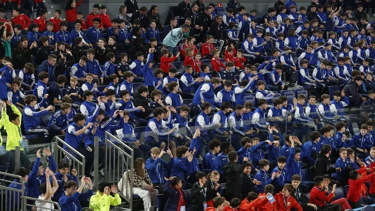 Los equipos asturianos se reúnen en el Palacio de los Deportes antes del arranque de la Oviedo Cup: "Los guajes están felices, llevaban días contando las horas para venir"