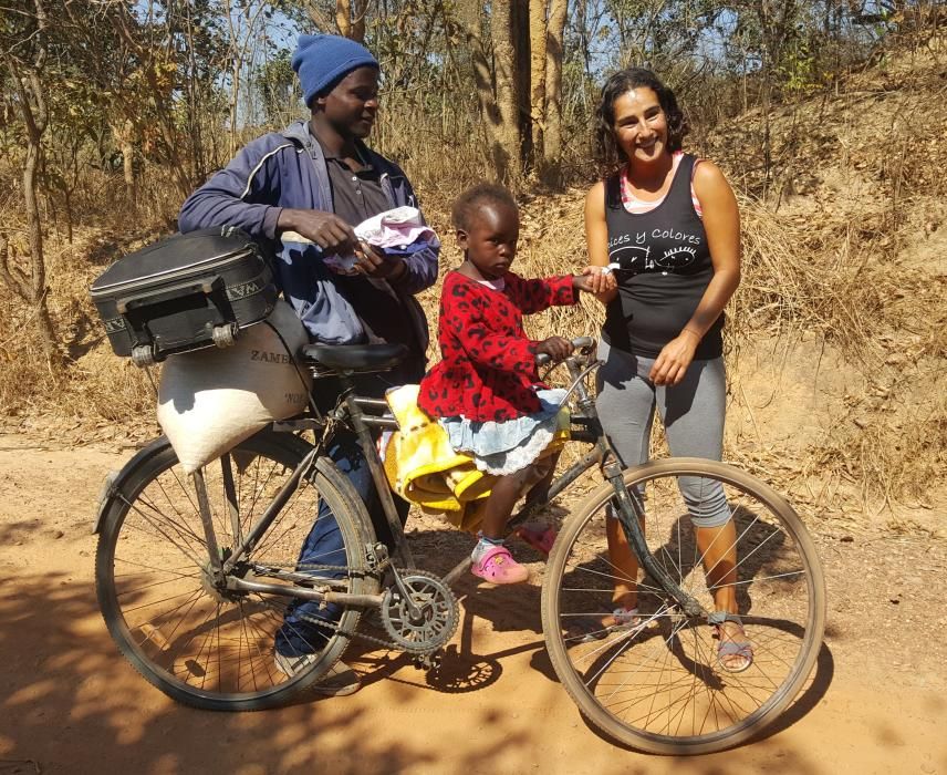 Once integrantes de la asociación viguesa de turismo solidario Lápices y Colores estarán hasta el día 24 en Zambia entregando directamente en orfanatos, aldeas y centros toda la ayuda que han reunido